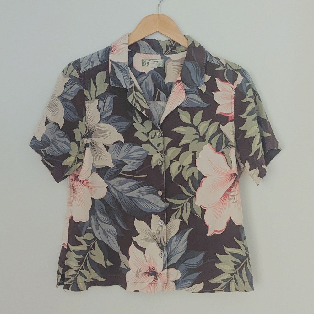 Tommy Bahama. Size large. Short sleeve Hawaiian shirt